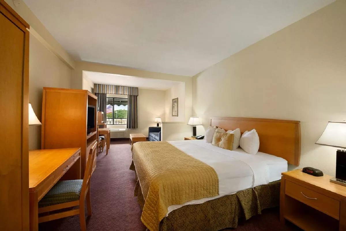 Ramada by Wyndham Kissimmee Downtown Hotel